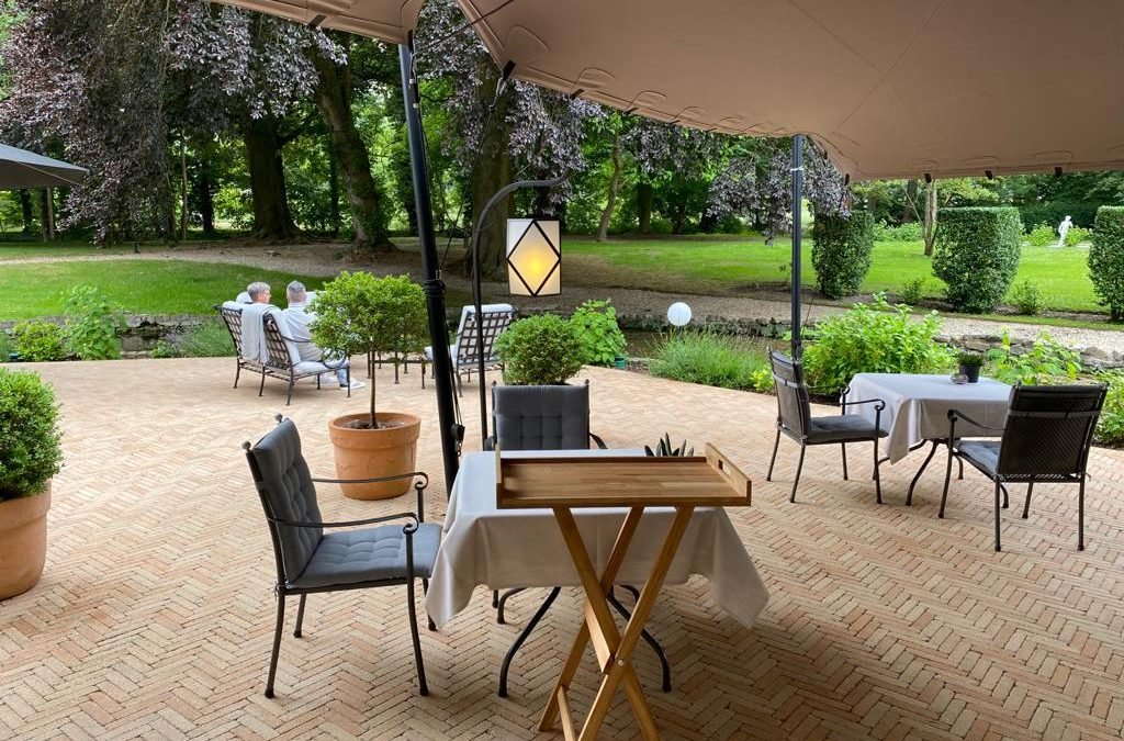 ‘Coronaproof’ serveren met flexibele bijzettafels